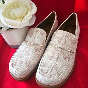 Franco Sarto Boccabling Snakeskin Loafers size 81/2 Cream Womens Slip-ons
